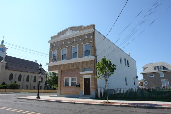 651 Roosevelt Ave in Carteret, NJ - Building Photo - Building Photo