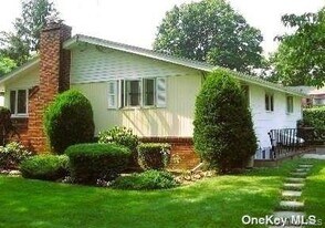 18 Manhattan Pl in Huntington, NY - Building Photo