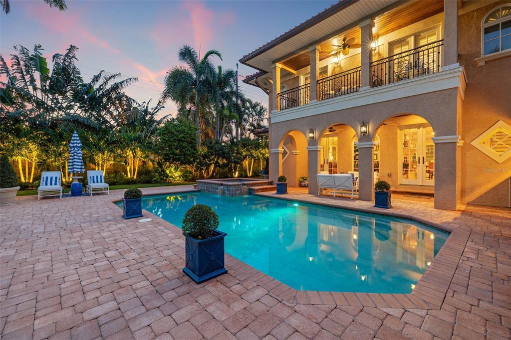1124 Seville Ln NE in St. Petersburg, FL - Building Photo