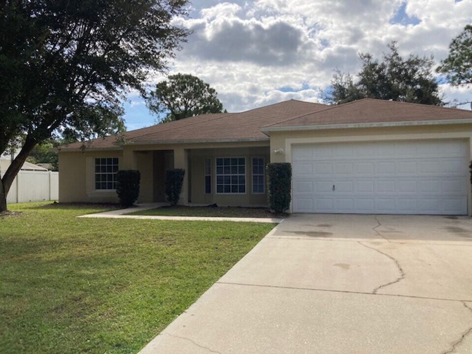 50 Perrotti Ln in Palm Coast, FL - Building Photo
