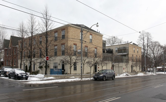 918 King St W