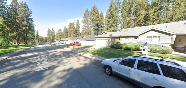 6918 N Old Fort Dr in Spokane, WA - Foto de edificio - Building Photo