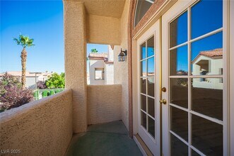 8301 Boseck Dr in Las Vegas, NV - Foto de edificio - Building Photo