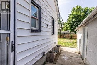 250 Cardigan St in Woodstock, ON - Building Photo - Building Photo