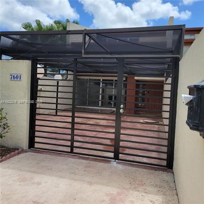 7601 SW 105th Ave in Miami, FL - Foto de edificio - Building Photo