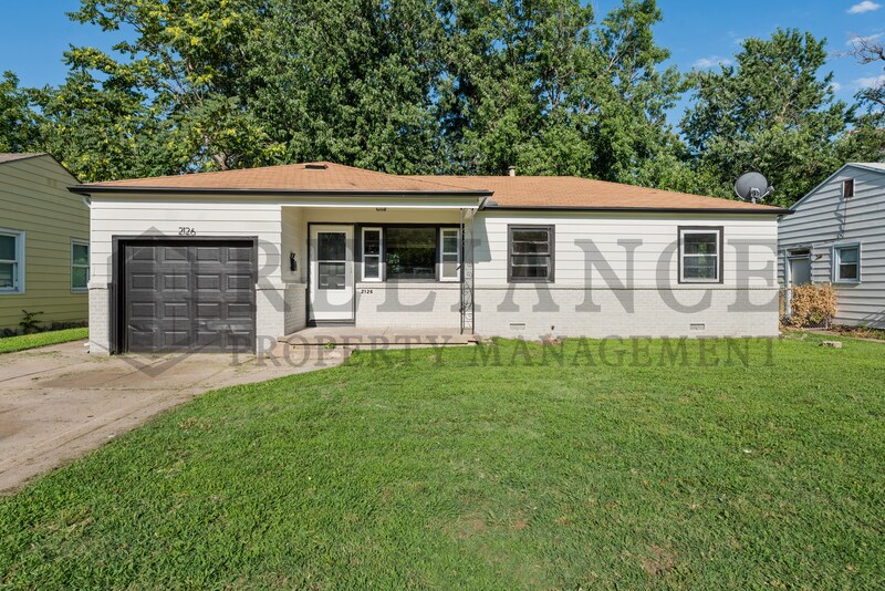 2126 S Vine St in Wichita, KS - Building Photo