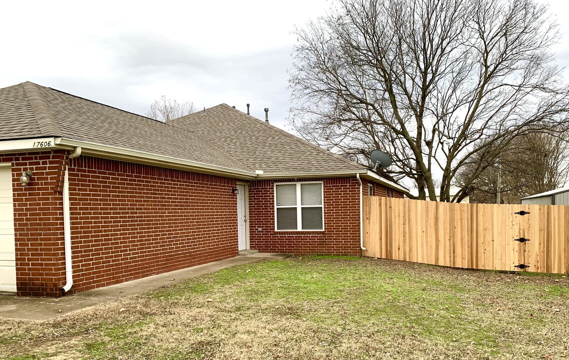 17606 E 78th St N in Owasso, OK - Foto de edificio