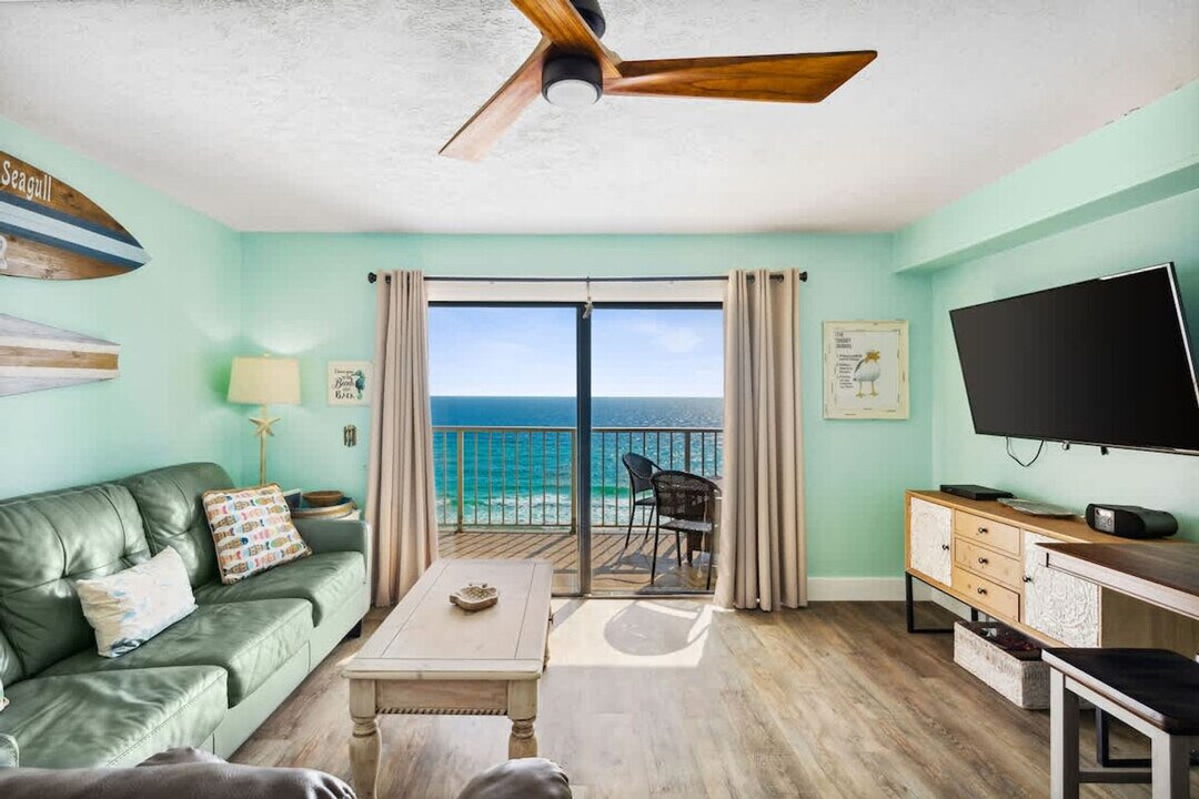 8743 Thomas Dr in Panama City Beach, FL - Foto de edificio