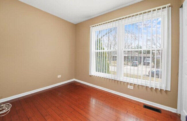 6970 Hemlock St in Hanover Park, IL - Foto de edificio - Building Photo