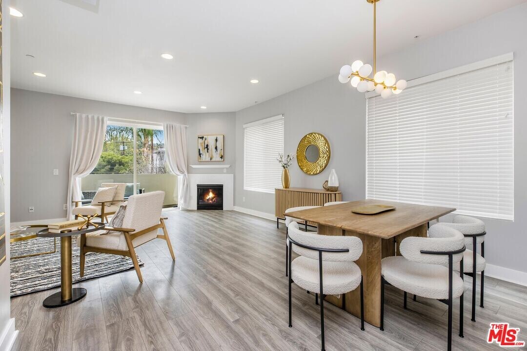 11851 Laurelwood Dr in Los Angeles, CA - Foto de edificio