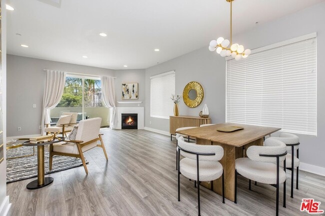 11851 Laurelwood Dr in Los Angeles, CA - Building Photo - Building Photo