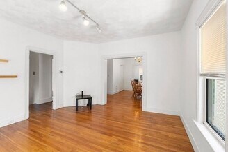 21 Conwell St, Unit 2 in Somerville, MA - Foto de edificio - Building Photo