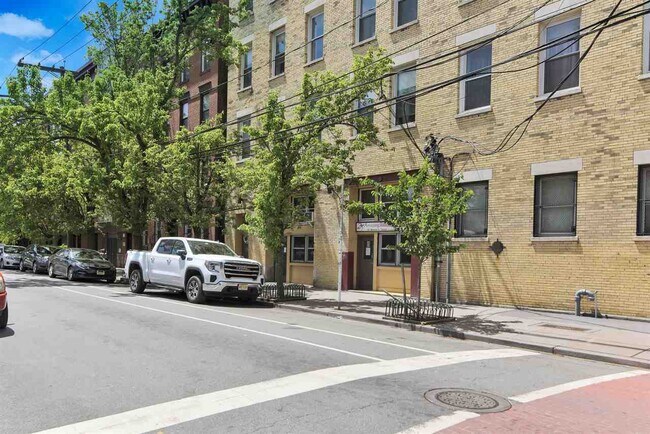 319 Barrow St in Jersey City, NJ - Building Photo - Building Photo