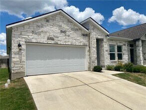 332 Lacey Oak Lp in San Marcos, TX - Foto de edificio - Building Photo