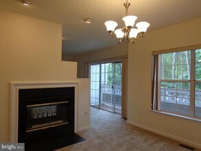 5136 Castle Harbor Way in Centreville, VA - Foto de edificio - Building Photo