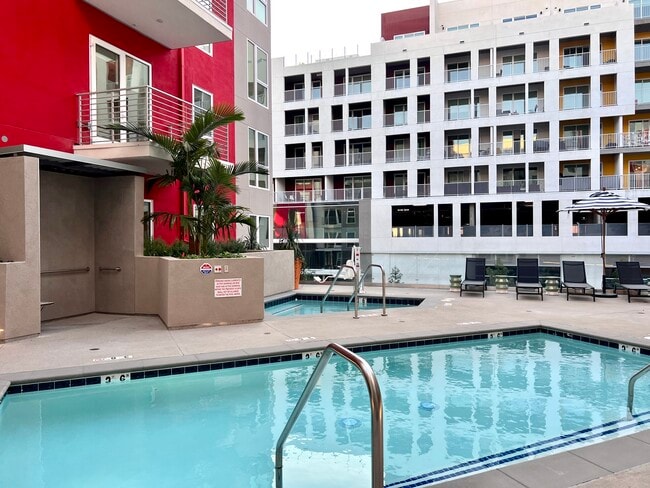 Roya in Los Angeles, CA - Foto de edificio - Building Photo