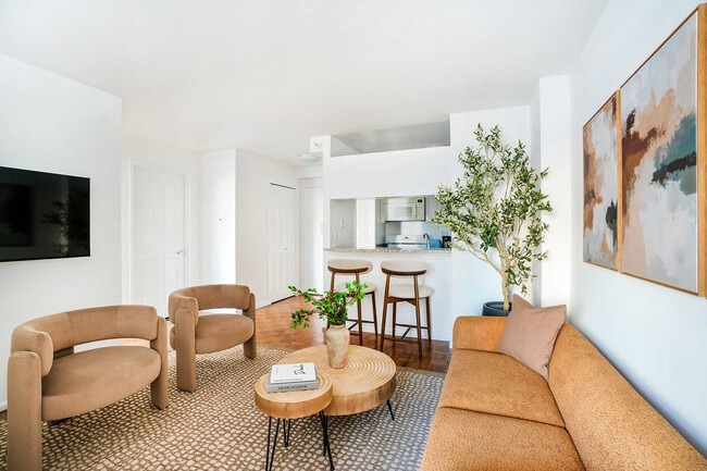 350 W 43rd St, Unit SI ID1471717P in New York, NY - Building Photo - Building Photo