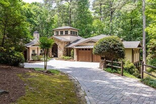4421 Paradise Cir SE in Atlanta, GA - Building Photo