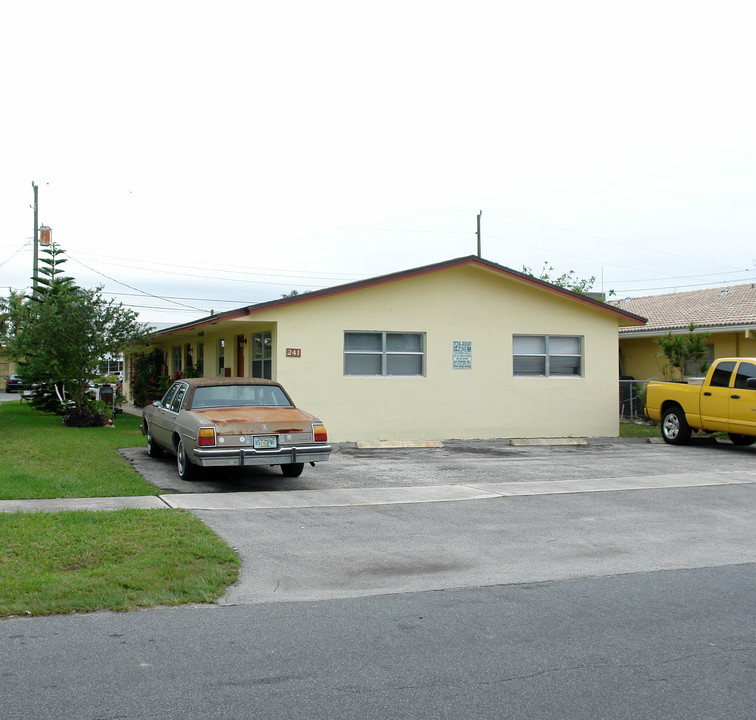 237-241 SE Park St in Dania Beach, FL - Building Photo