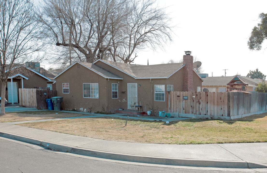 2460 Lawrence St in Ceres, CA - Foto de edificio