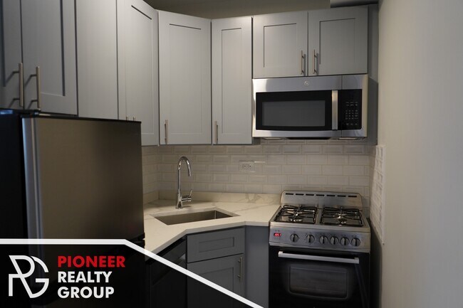 503 W Belmont Ave, Unit 5e in Chicago, IL - Building Photo - Building Photo