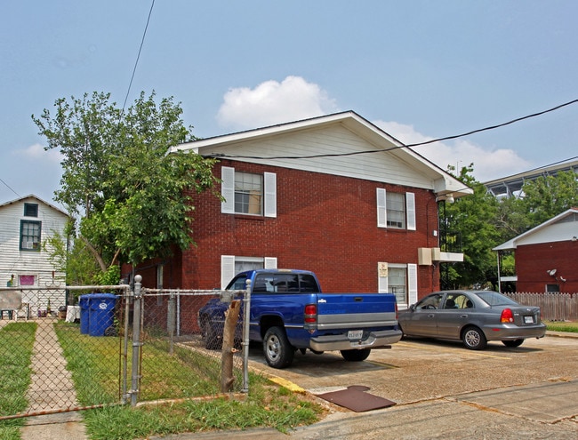 301 Franklin Ave in Gretna, LA - Foto de edificio - Building Photo