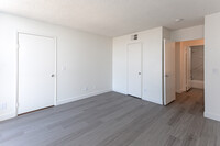 Marathon Apartments in Los Angeles, CA - Building Photo - Interior Photo