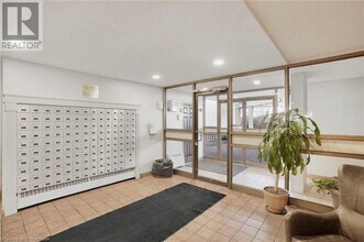 15 Albright Rd in Hamilton, ON - Building Photo - Building Photo