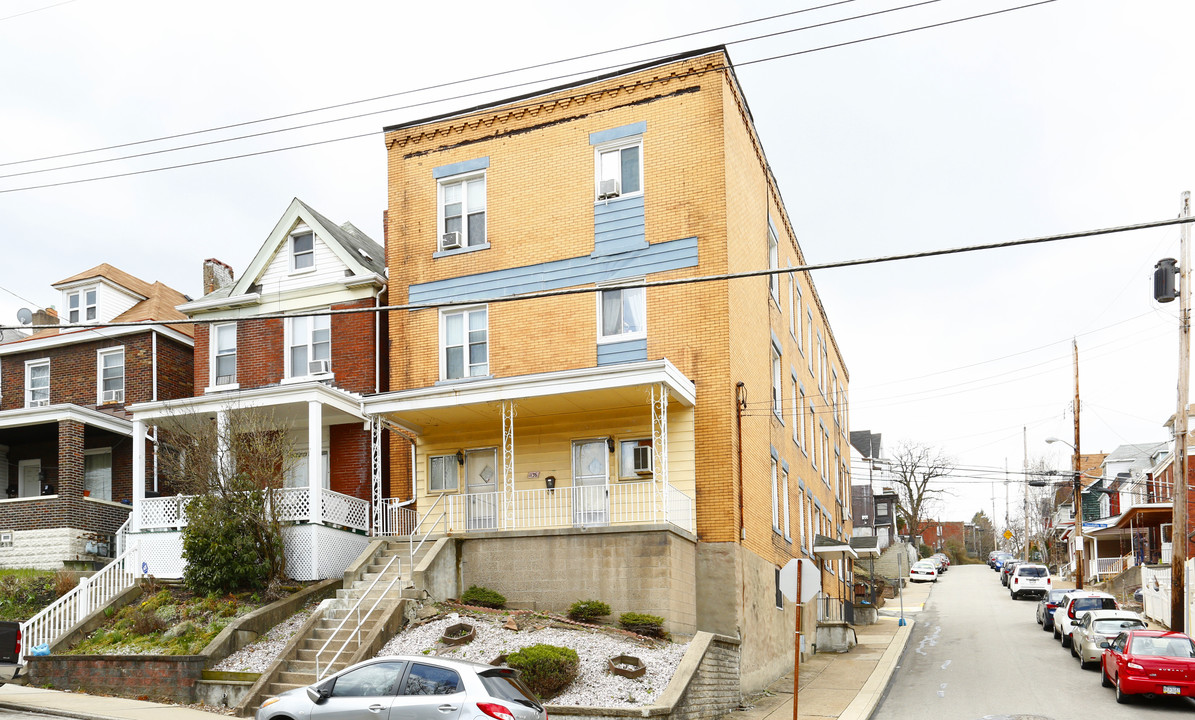 1136 Greenfield Ave in Pittsburgh, PA - Building Photo