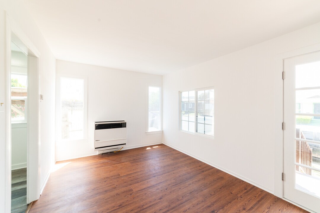 2325 W 36th St in Los Angeles, CA - Building Photo