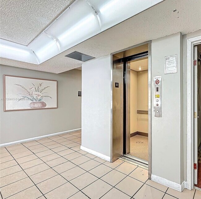 2401 NW 41st Ave, Unit 204 in Lauderhill, FL - Building Photo - Building Photo