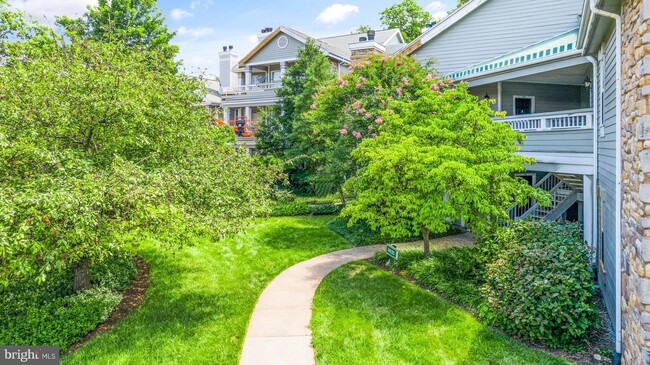 13058 Autumn Woods Way-Unit -306 in Fairfax, VA - Foto de edificio - Building Photo