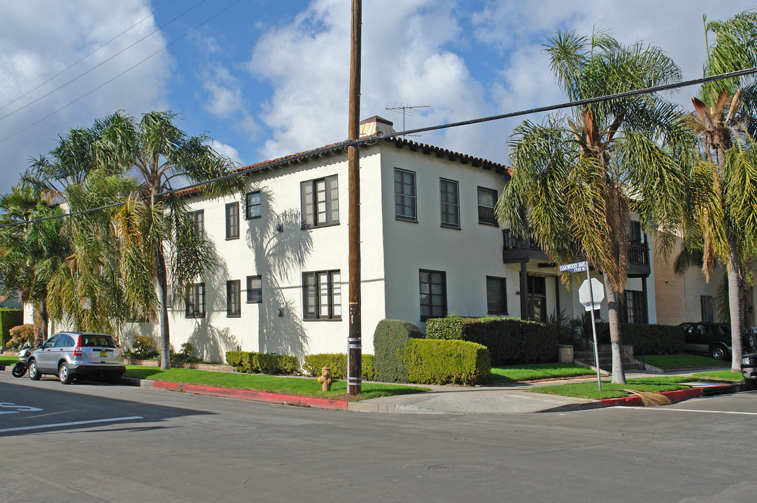 401 N Genesee Ave in Los Angeles, CA - Building Photo