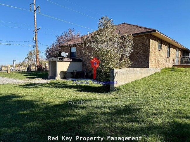 645 W Utah Ave in Tooele, UT - Foto de edificio - Building Photo