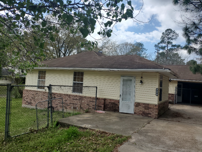 814 Dennis Ave in Leesville, LA - Building Photo - Building Photo