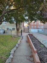 215 E Walnut Park Dr, Unit B in Philadelphia, PA - Building Photo