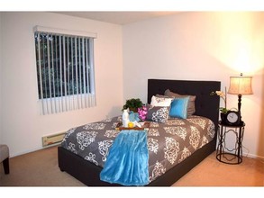 401 Piccadilly Pl, Unit #12 in San Bruno, CA - Building Photo - Building Photo