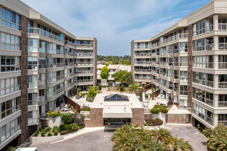 Park Plaza Condominiums in Santa Monica, CA - Building Photo - Building Photo