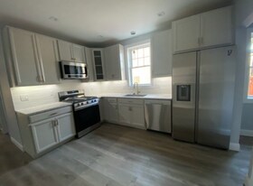 52 Garfield Ave, Unit 1 in Medford, MA - Building Photo