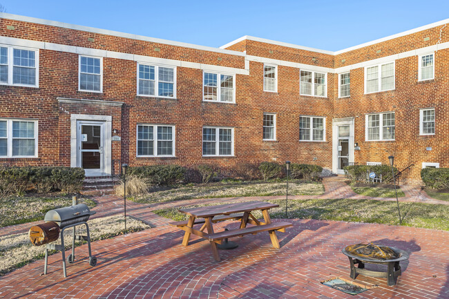 Courtyard on Constitution in Washington, DC - Foto de edificio - Building Photo