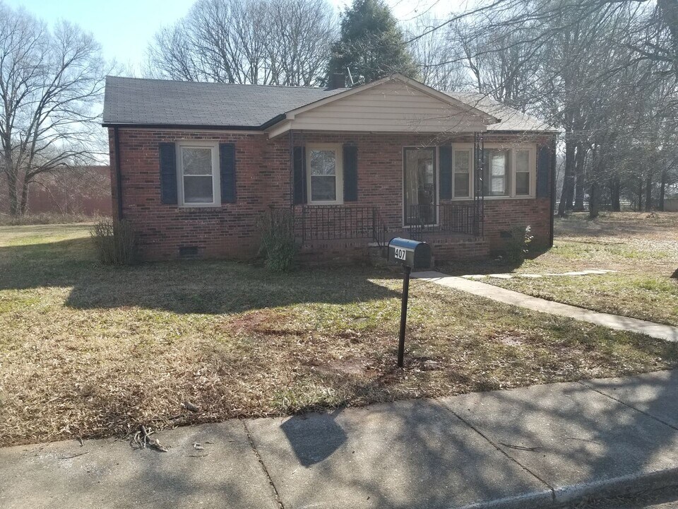 407 S D Ave in Maiden, NC - Building Photo