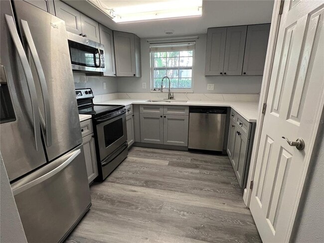 8825 Bay Pointe Dr in Tampa, FL - Building Photo - Building Photo