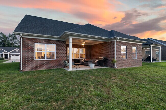 2026 Prestwick Pl in Henryville, IN - Foto de edificio - Building Photo