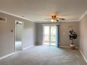 7415 Charmant Dr, Unit 2324 in San Diego, CA - Foto de edificio - Building Photo