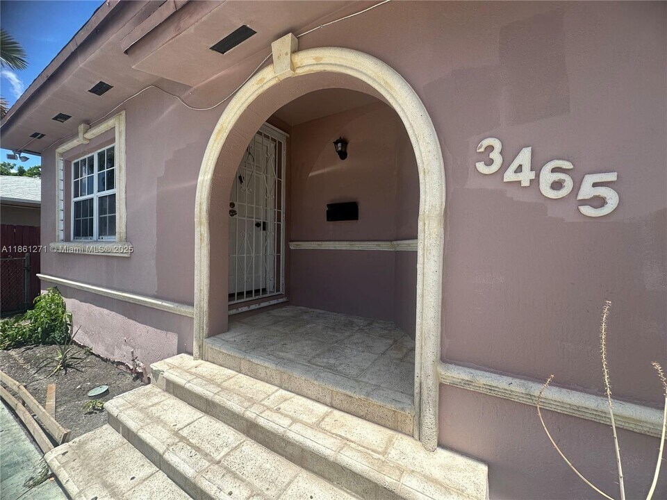 3465 NW 5th St in Miami, FL - Building Photo