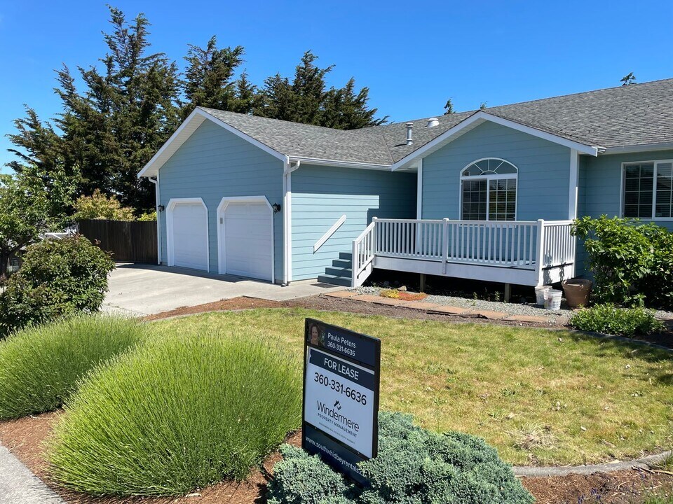 2240 SW 16th Ave in Oak Harbor, WA - Building Photo