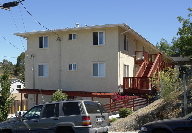 325 Vaqueros Ave in Rodeo, CA - Foto de edificio - Building Photo