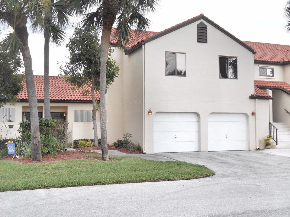 8 Via de Casas Sur in Boynton Beach, FL - Building Photo