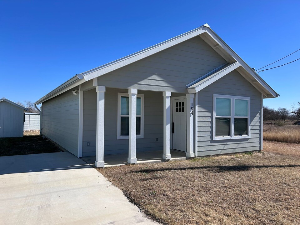 194 County Rd 485 in Castroville, TX - Building Photo