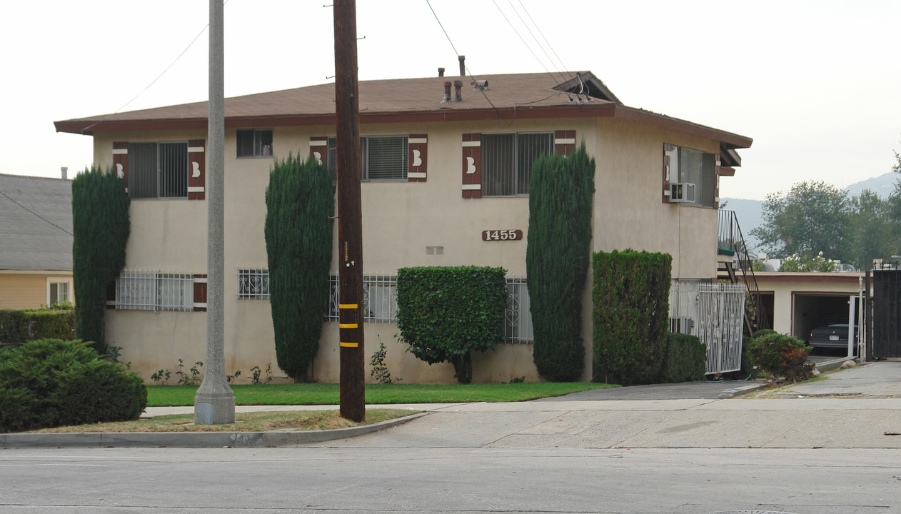 1455 Raymond Ave in Pasadena, CA - Foto de edificio